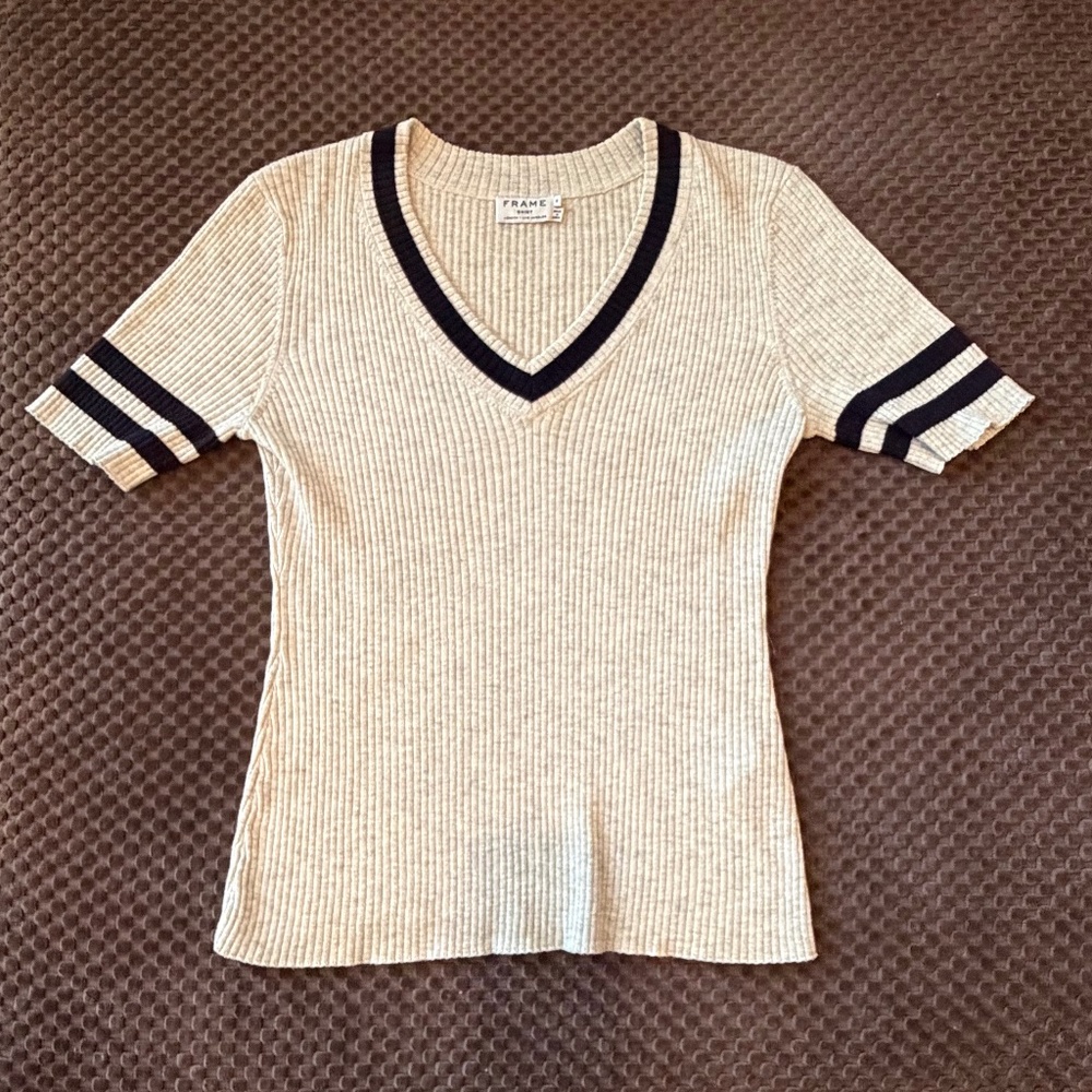 FRAME Ribbed V-Neck Short Sleeve Sweater | Gray w/ Navy Stripes | Size M